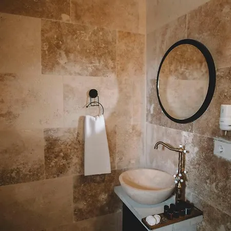 Daphne Cave Аванос