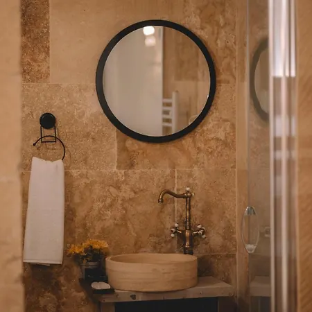 Daphne Cave Аванос