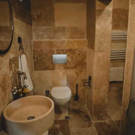 Daphne Cave Аванос