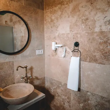 Отель Daphne Cave *