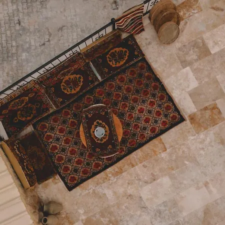 Daphne Cave Аванос