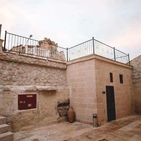 Hotel Daphne Cave
