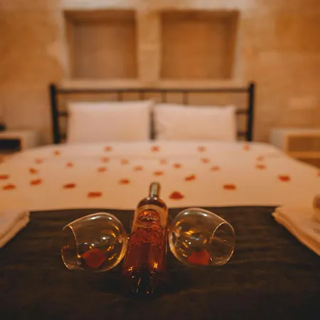 Отель Daphne Cave *