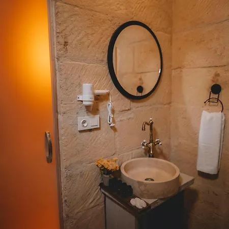 Daphne Cave Аванос